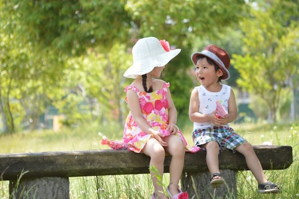 帽子をかぶっている子供達