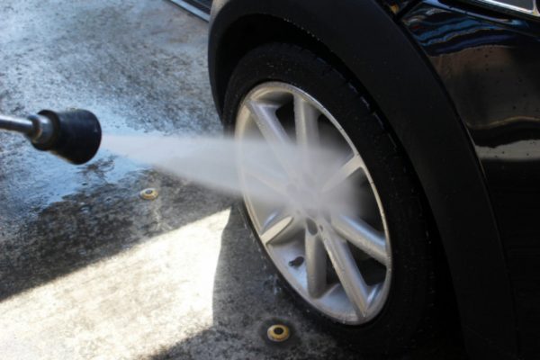 車のフロアマットの掃除方法を紹介 正しい洗い方で臭いの発生を防ぐ Yourmystar Style By ユアマイスター