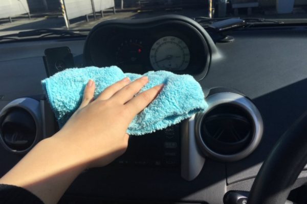 車内が臭い 車の消臭には食器用洗剤を使った水拭きが効果的です Yourmystar Style By ユアマイスター