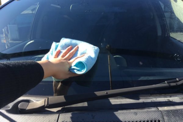 車のフロントガラスの掃除は内側と外側で 水垢汚れや油膜も洗い流す Yourmystar Style By ユアマイスター