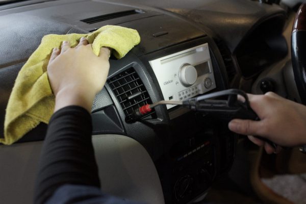 車内が臭い 車の消臭には食器用洗剤を使った水拭きが効果的です Yourmystar Style By ユアマイスター