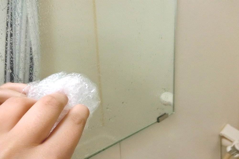お風呂の鏡のお掃除はどうしよう？なにしよう？「新聞使用」が正解！｜YOURMYSTAR STYLE by ユアマイスター