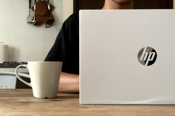 HPの白いパソコンは本当に汚れや傷がつかない?実際に検証してみた